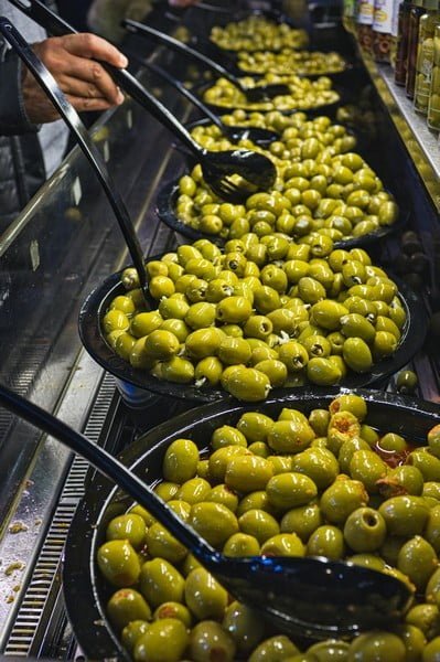 Olives vertes au marché pour le Tajine de poulet aux olives