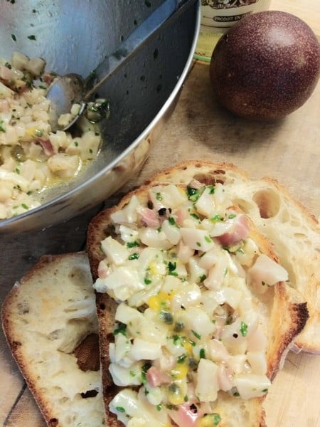 Tartare d'espadon sur du pain grillé