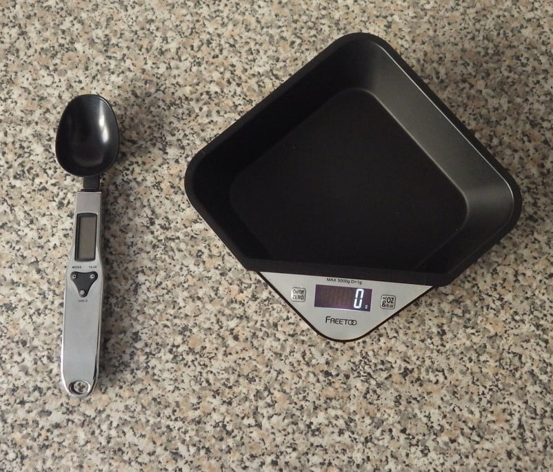 Balance et cuillère de pesée