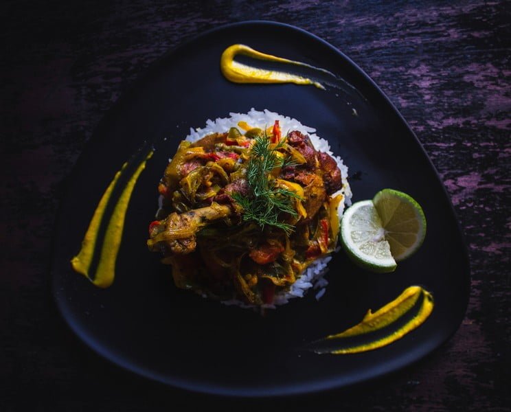 Poulet Yassa , dressage moderne