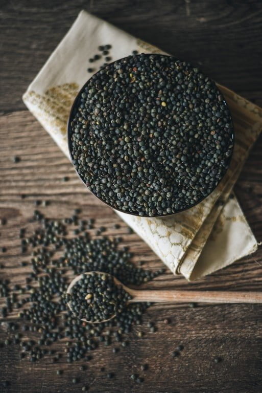 Lentilles vertes crues dans un bol