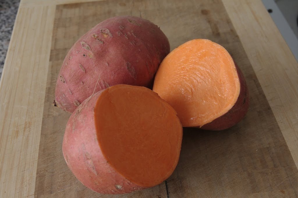Patates douces sur une planche à decouper