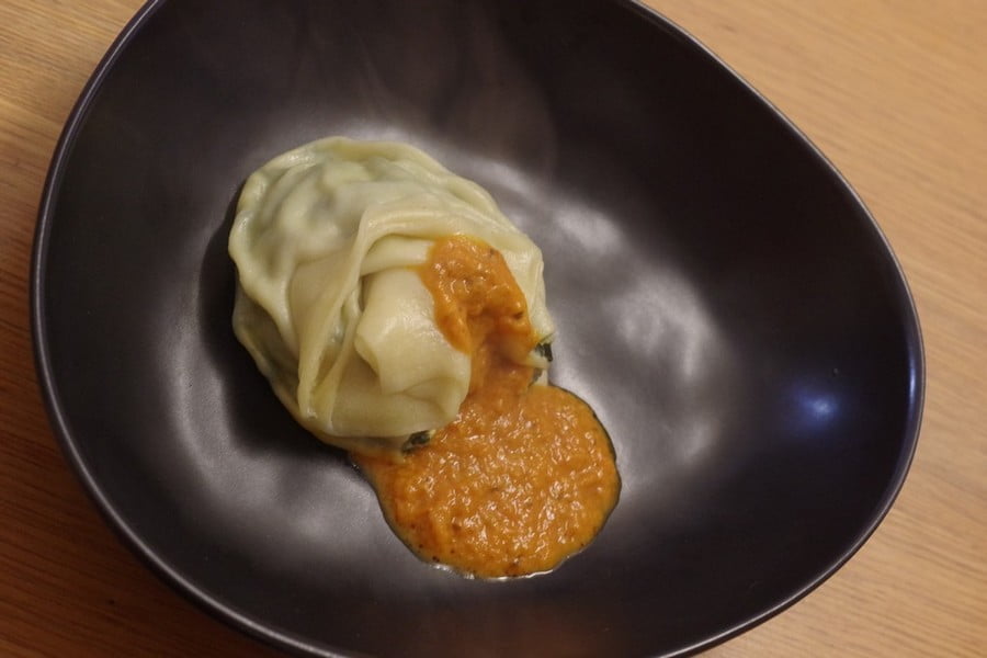 Mantis epinard ricotta aservi avec de l'ajvar des balkans