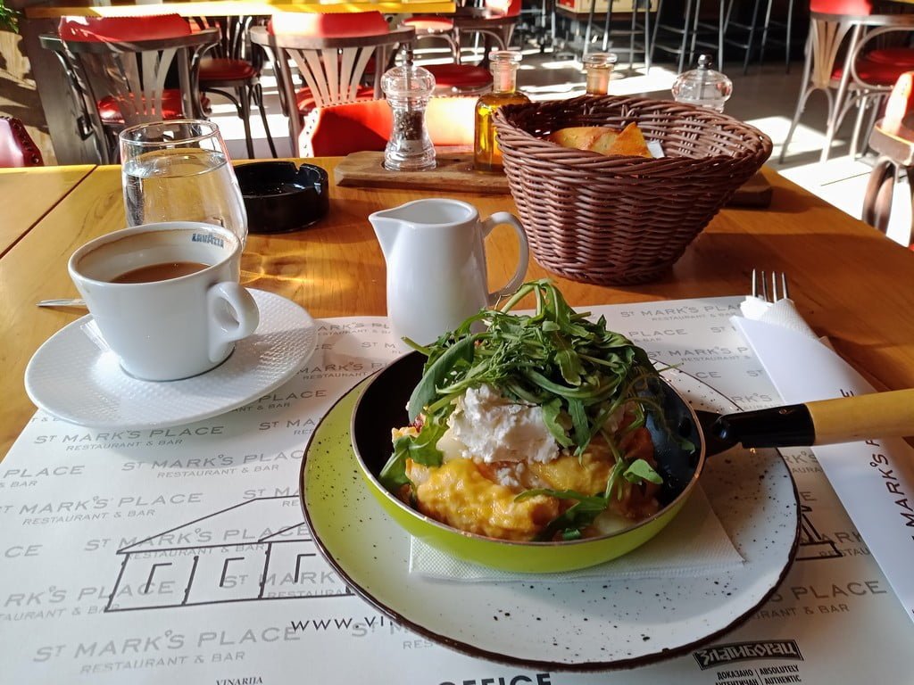 Œuf brouillé au fromage, petit déjeuner à Belgrade