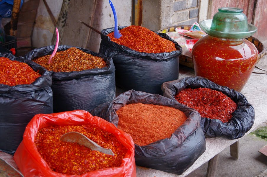 Etal d'un commerce de piments en Chine