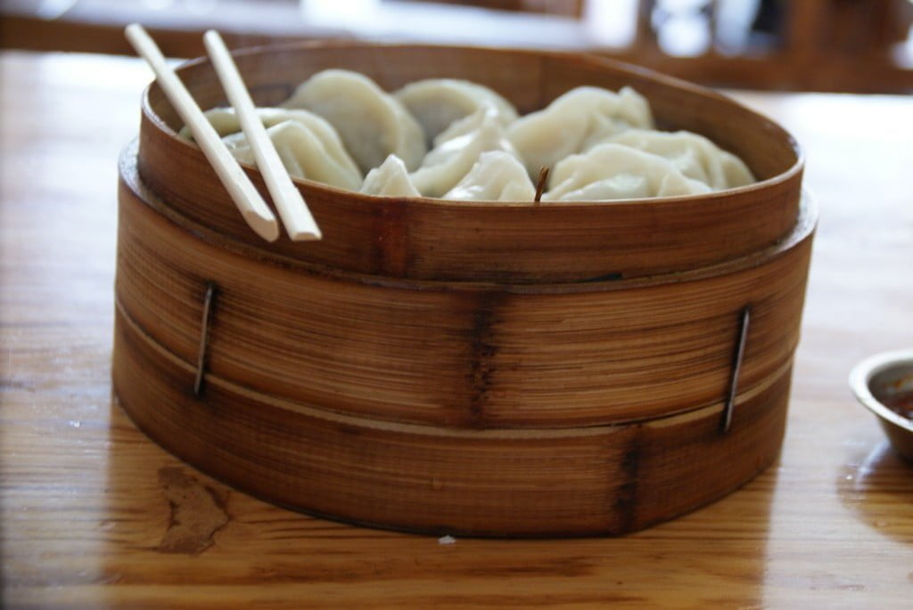 Panier en bambou rempli de raviolis vapeur chinois