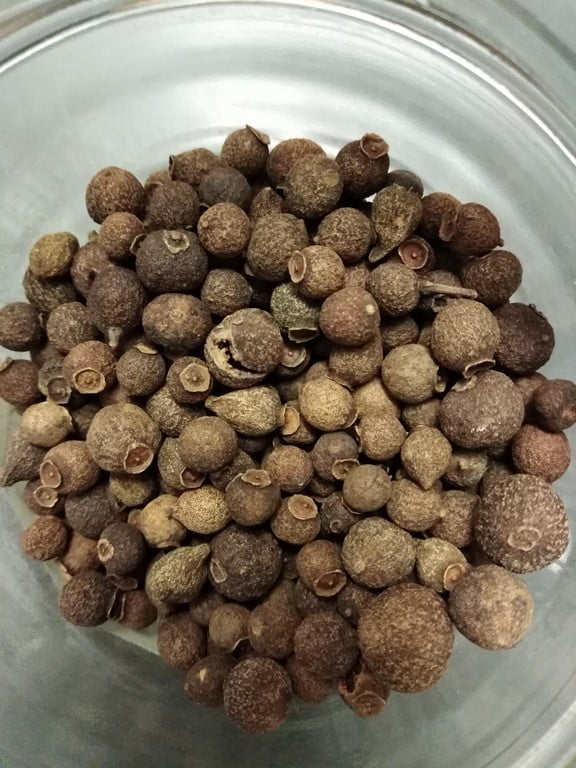 Poivre en grains de la Jamaïque . Les épices du monde