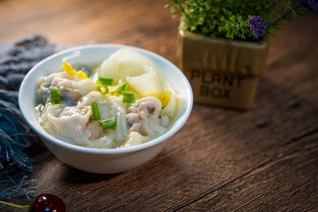 Wontons dans une soupe chinoise