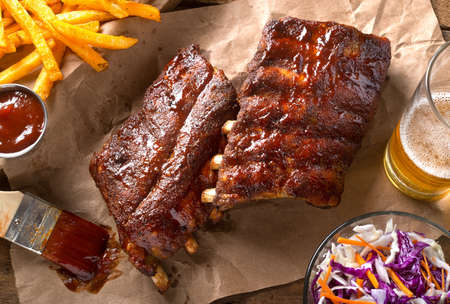 Grillades et brochettes à l'américaine. Ribs tex-mex