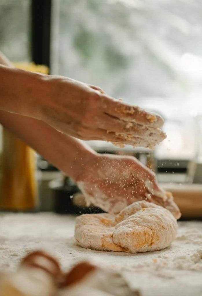 Pétrissage de pâte à pâte.