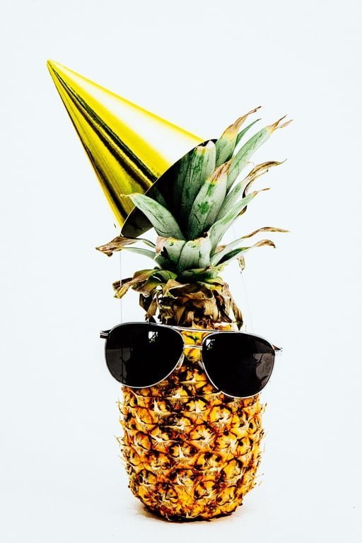 ananas avec des lunettes de soleil et un chapeau conique