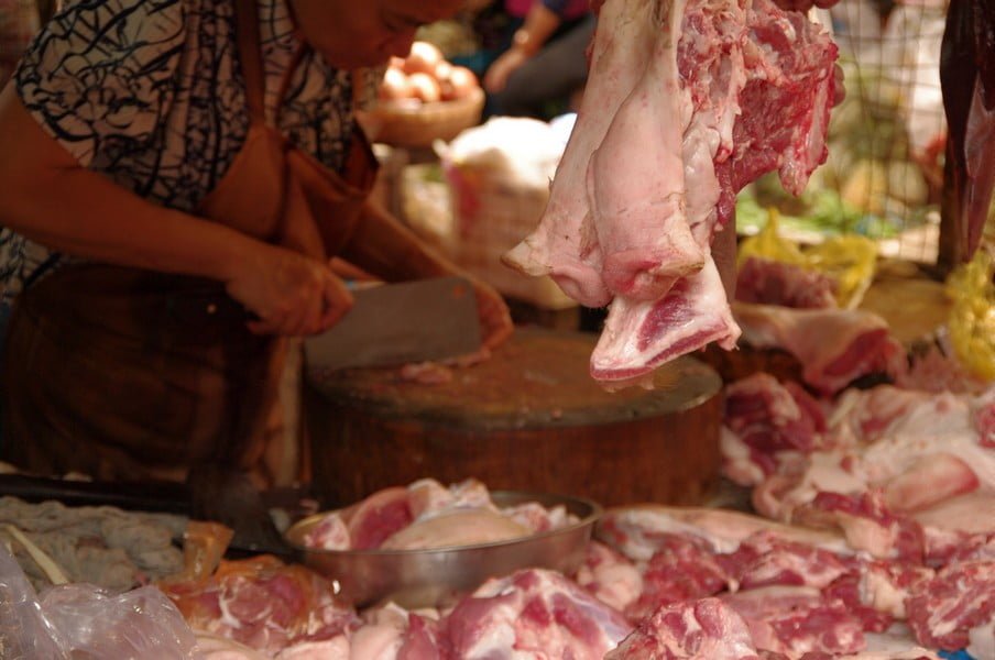Etal de boucherie au marché de Khampot au Cambodge