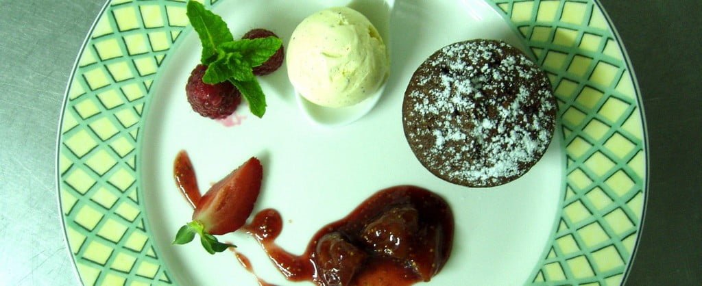Assiette de fondant au chocolat dressée.