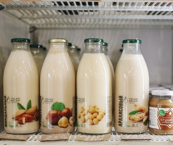 Cuisine végétarienne. Bouteilles de lait végétal