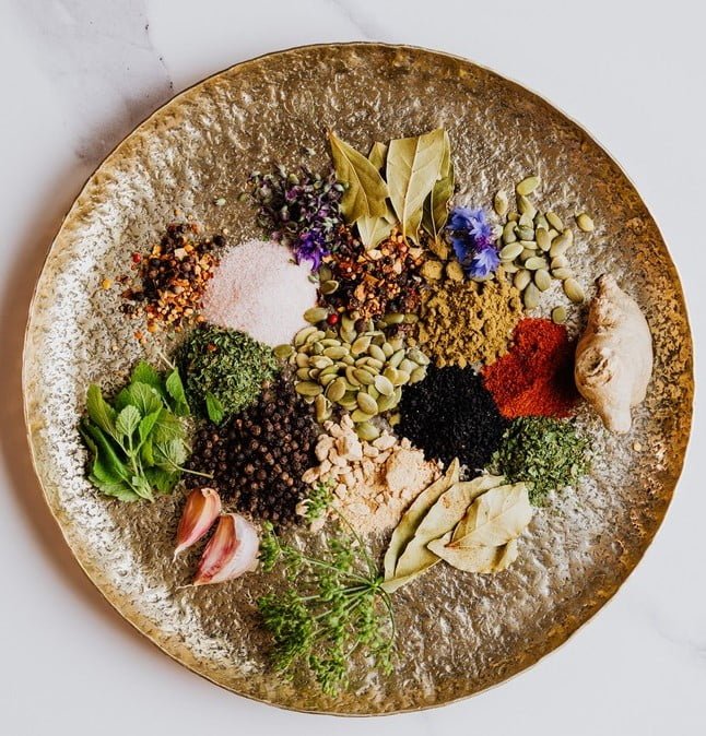 Assiette de mélange d'épices pour la cuisine végétarienne