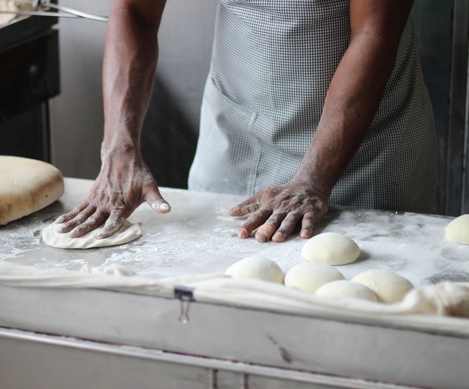 Travail de la pâte à pizza à la main